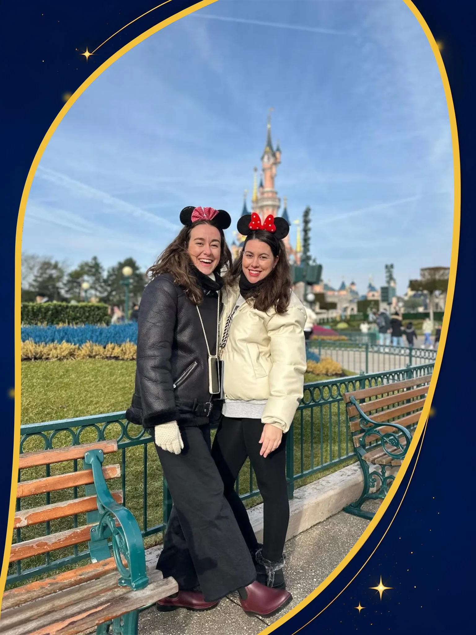 Dos hermanas sonrientes posan frente al castillo de Disneyland Paris llevando diademas con orejas de Minnie Mouse.